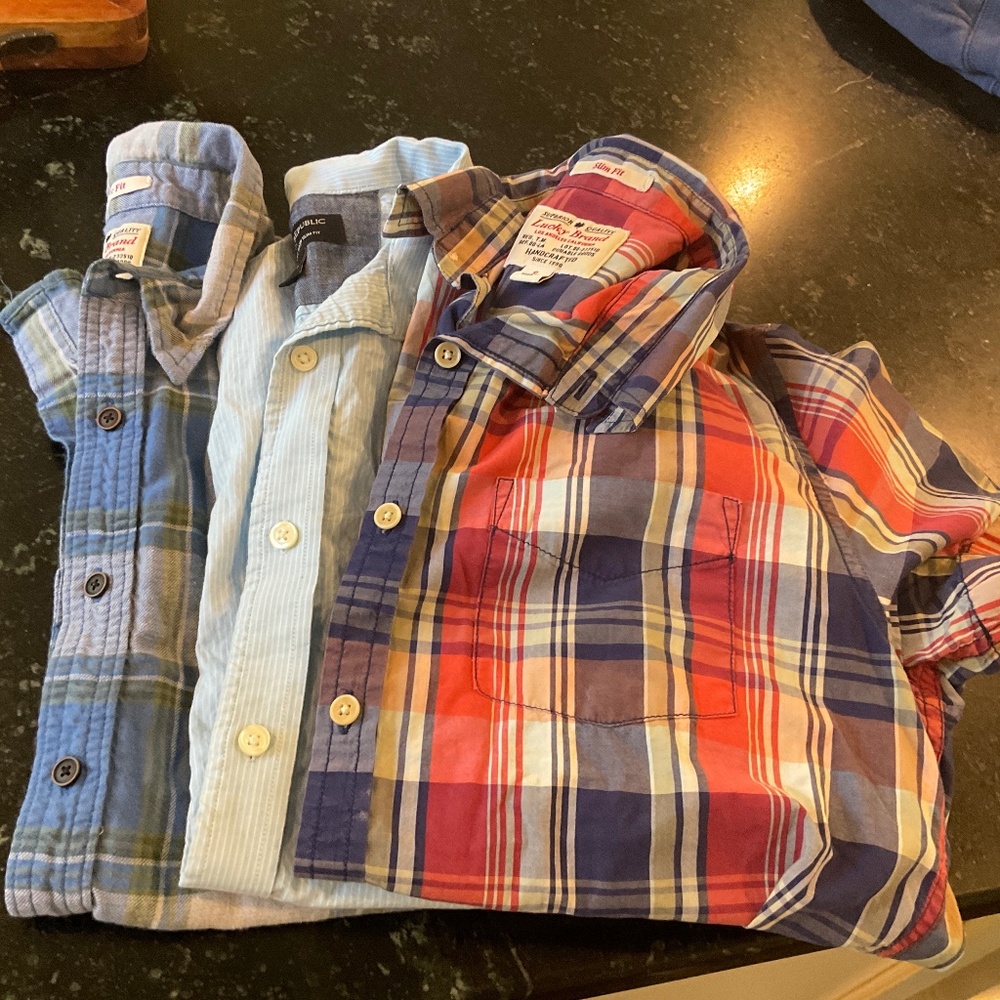 Lucky Bundle short sleeve men’s button-ups.  Size small.